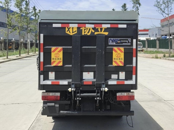 小型純電動密閉式桶裝垃圾車